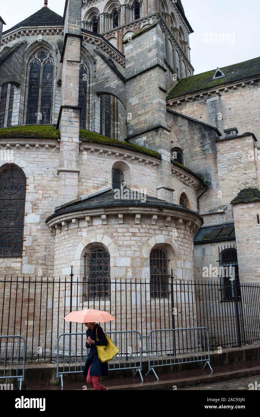 Donna con ombrello oltrepassando la chiesa gotica in Bordeaux, Francia Foto Stock