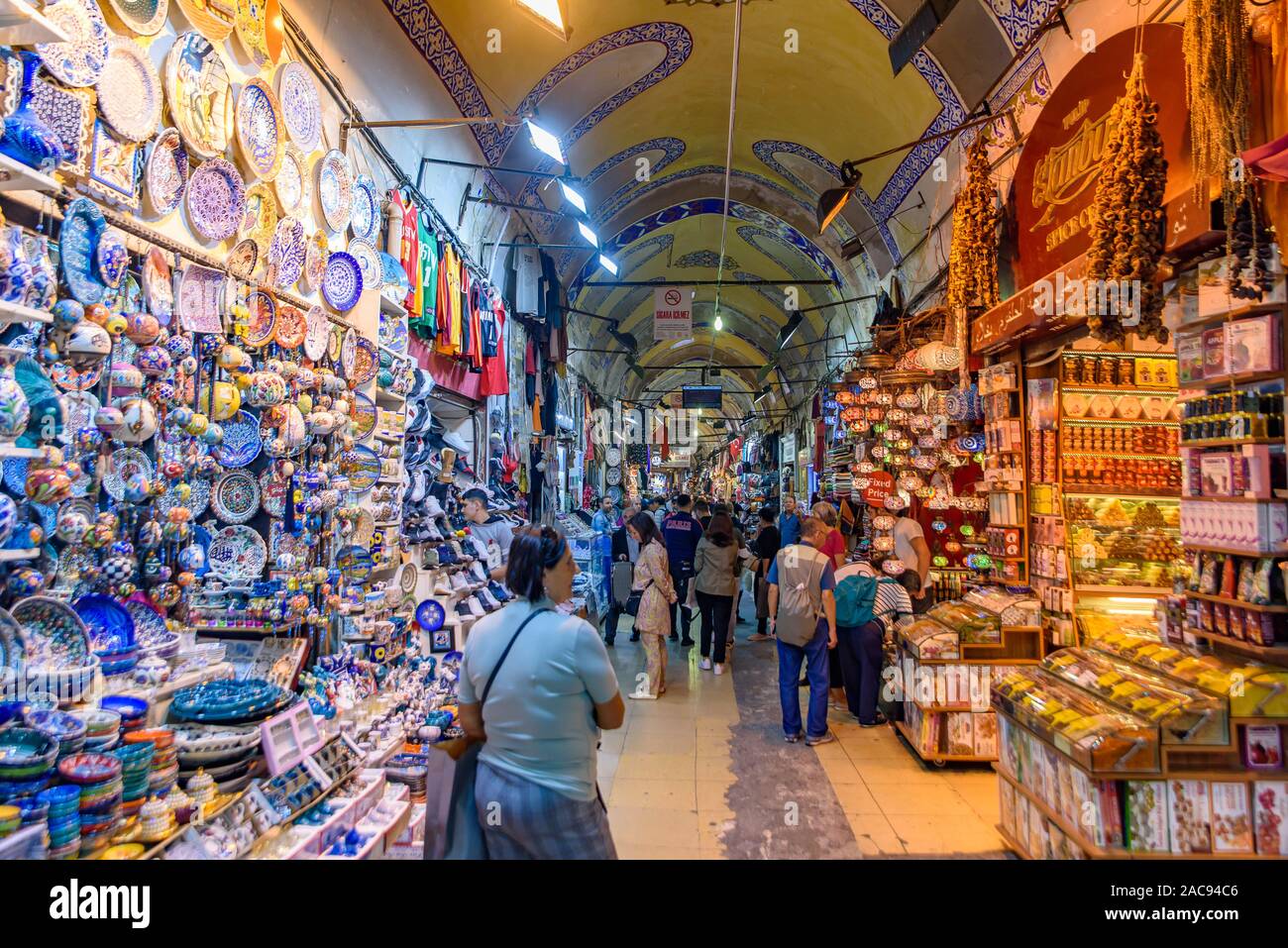 Negozi dentro il Grand Bazaar di Istanbul, in Turchia, uno dei più grandi e più antiche mercati coperti in tutto il mondo Foto Stock
