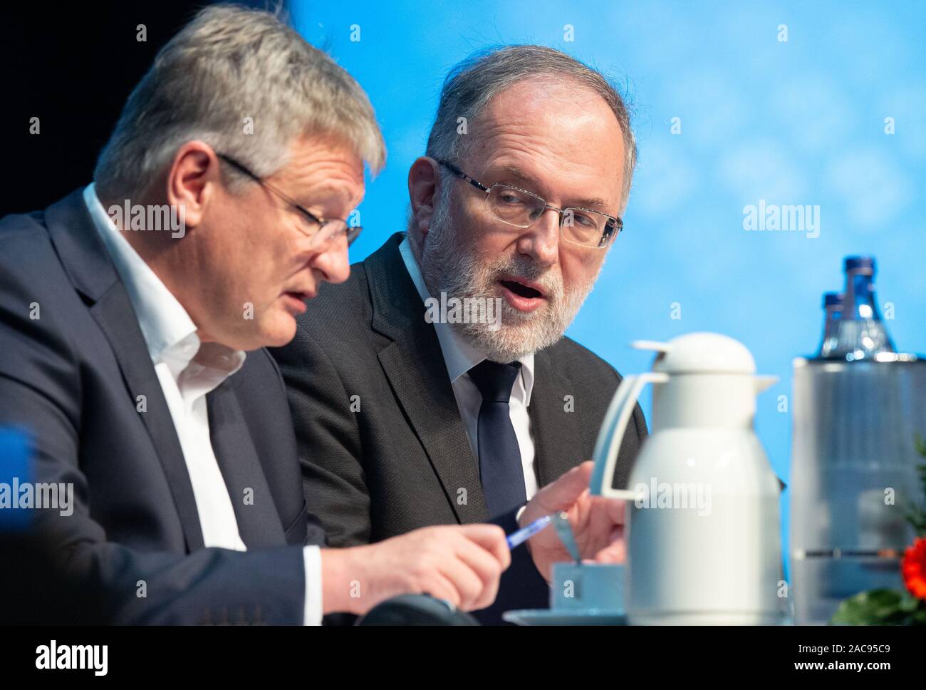 Brunswick, Germania. 01 Dic, 2019. Jörg Meuthen (l), AfD portavoce federale e Joachim Kuhs, AfD segretario federale, sedersi all'AfD conferenza di partito. Credito: Hauke-Christian Dittrich/dpa/Alamy Live News Foto Stock