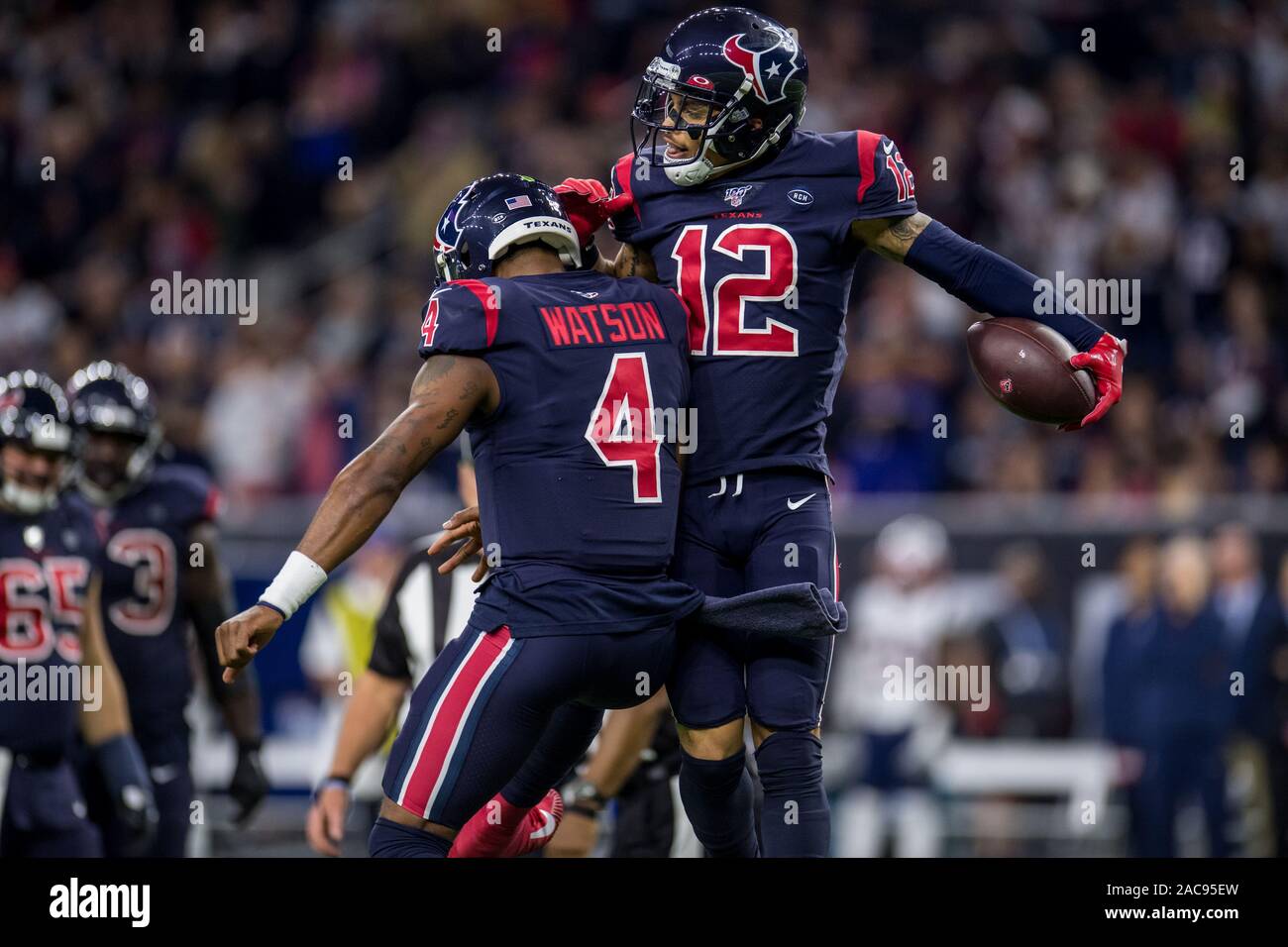 Houston, TX, Stati Uniti d'America. 1 dicembre, 2019. Houston Texans quarterback Deshaun Watson (4) e Houston Texans wide receiver Kenny immagini fisse (12) celebrano il loro touchdown durante il terzo trimestre di NFL di una partita di calcio tra New England Patriots e Houston Texans al NRG Stadium di Houston, TX. I Texans hanno vinto il gioco da 28 a 22. Trask Smith/CSM/Alamy Live News Foto Stock