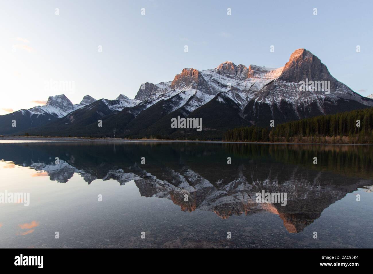 Canmore lago di montagna riflessione Sunrise in autunno Foto Stock