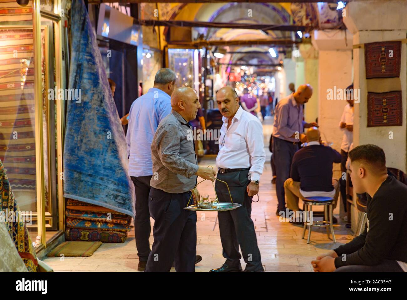Uomo di vendita all'interno di The Grand Bazaar in Istanbul, uno dei più grandi e più antiche mercati coperti in tutto il mondo Foto Stock