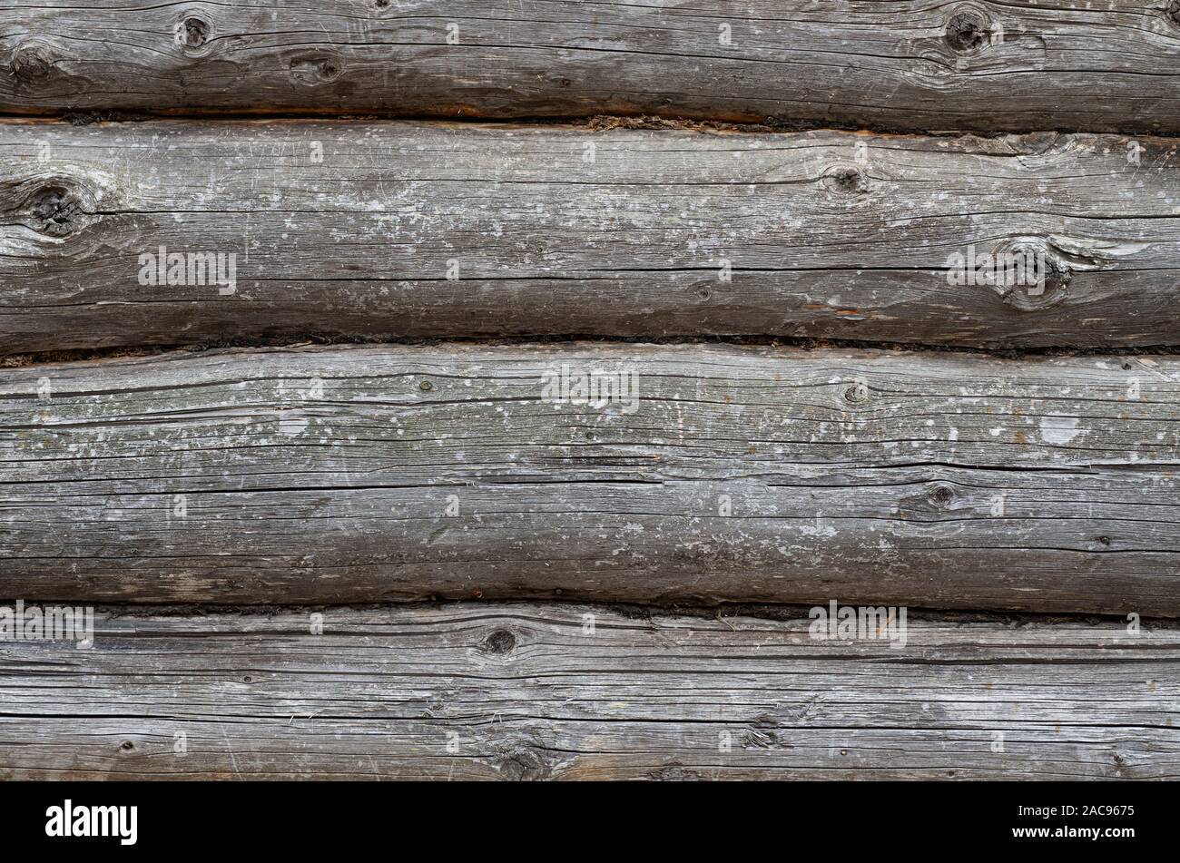 Il vecchio muro di log. La texture della parete in legno di una vecchia casa. Close up. Foto Stock