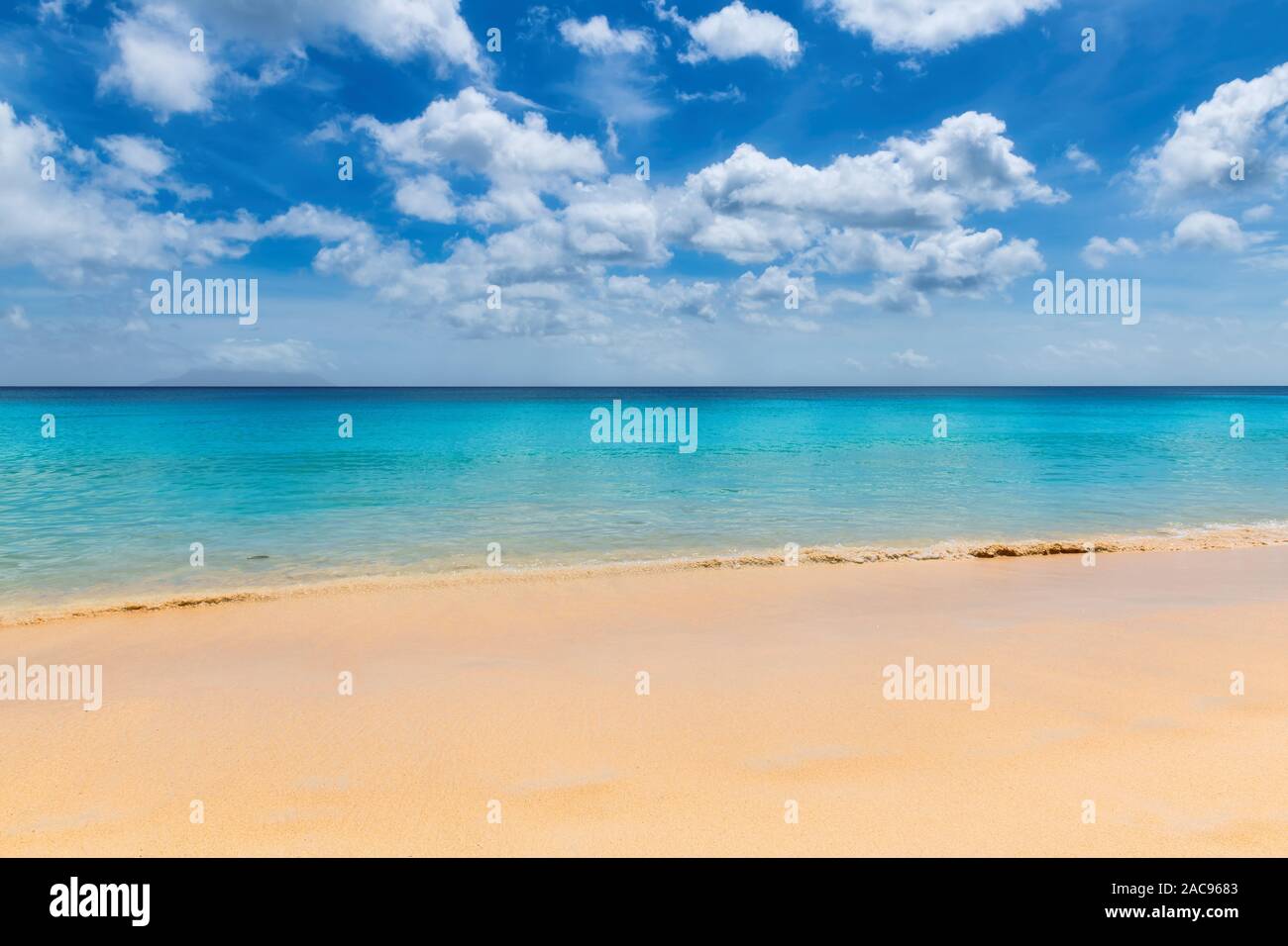 Spiaggia sabbiosa tropicale sfondo. Foto Stock