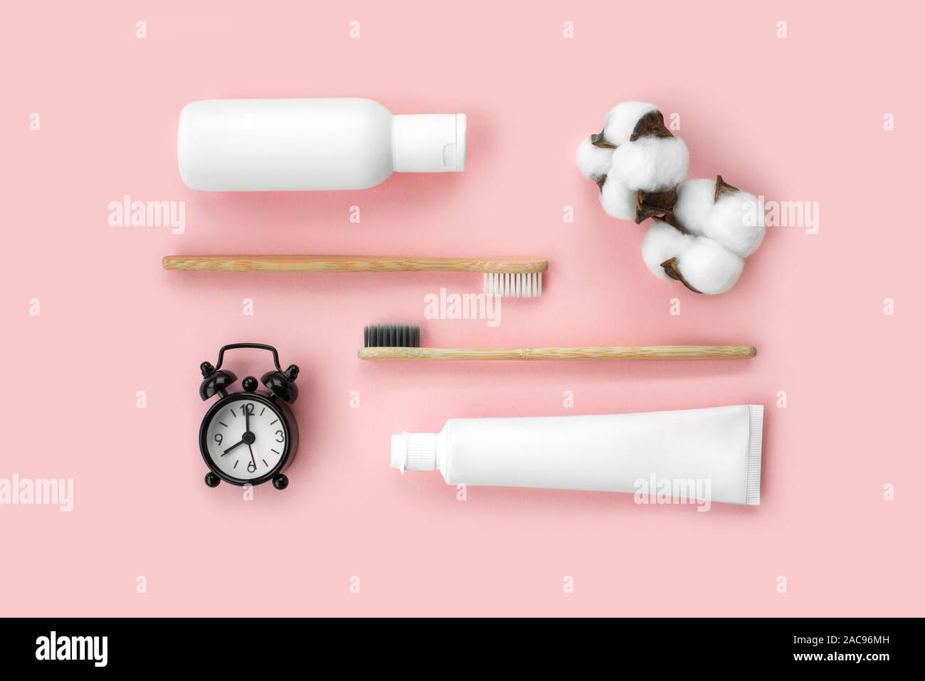 Set di eco-friendly spazzolini da denti e dentifricio e altri strumenti su sfondo rosa. Dentale e concetto di assistenza sanitaria. Vista superiore, piatto laici. Foto Stock