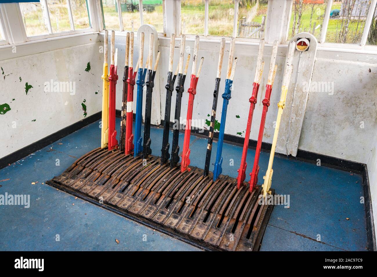 Questa è una foto del vecchio manuale delle leve di segnalazione in corrispondenza di una stazione ferroviaria nelle Highlands scozzesi Foto Stock