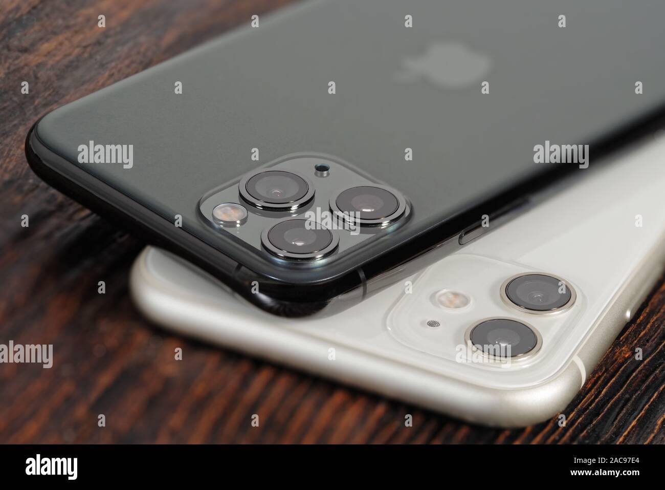 Koszalin, Polonia - 02 dicembre, 2019: iPhone bianco 11 e lo spazio grigio iPhone 11 Pro. Il 11 iPhone e iPhone 11Pro è smart phone con tecnologia multi-touch Foto Stock