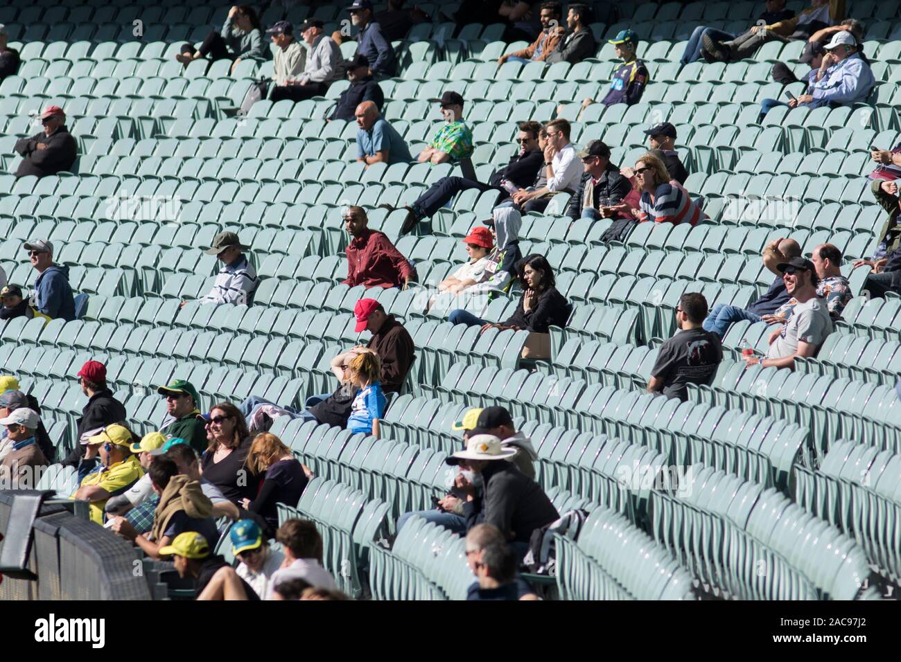 Adelaide, Australia 2 dicembre 2019 . Tifosi di Cricket in seduta la sta godendo il gioco sotto il sole del giorno 4 del 2° giorno di dominio test notturno tra l Australia e il Pakistan a Adelaide Oval. Australia conduce 1-0 in 2 serie di match .Credito: amer ghazzal/Alamy Live News Foto Stock