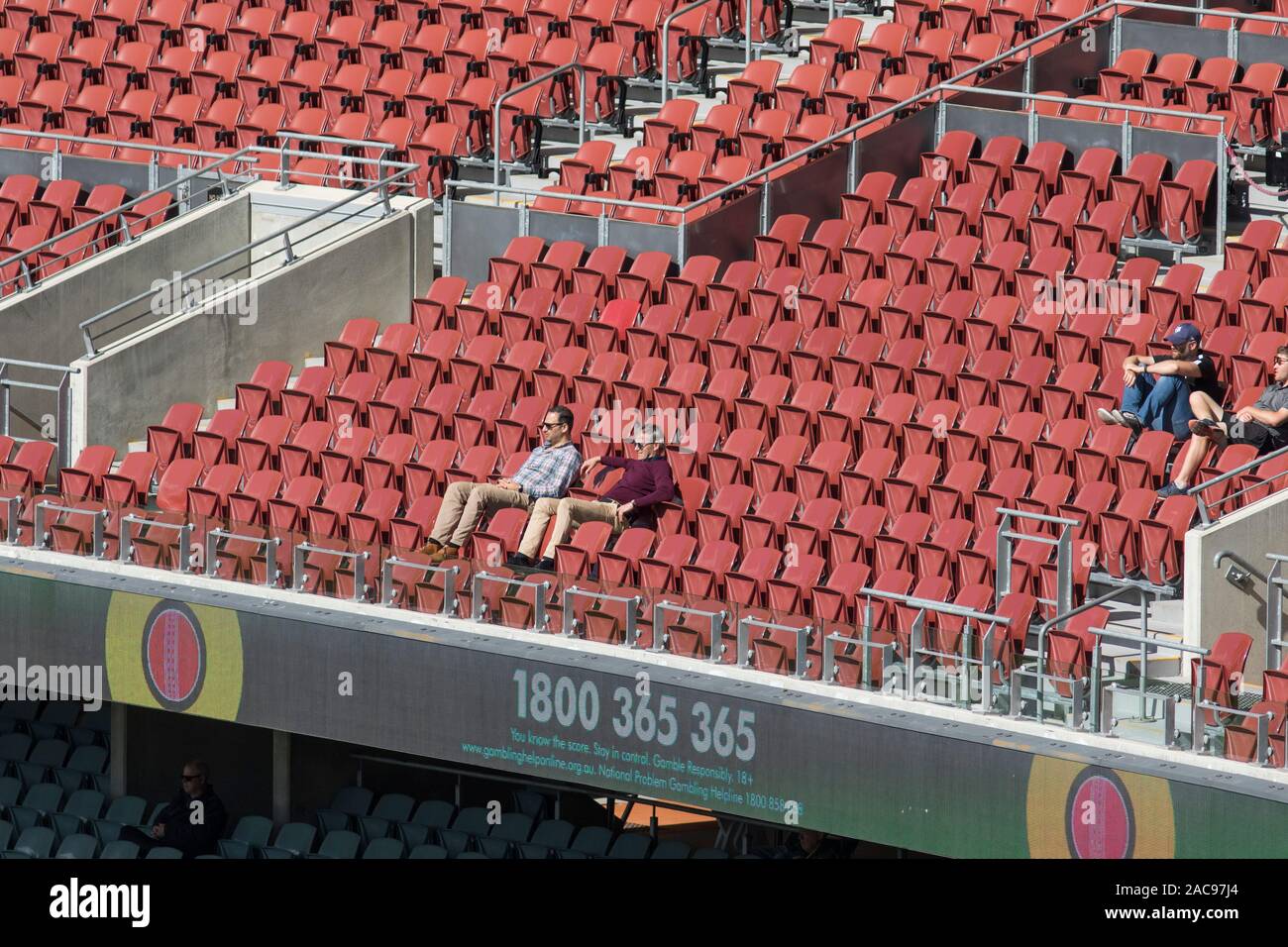 Adelaide, Australia 2 dicembre 2019 . Tifosi di Cricket in seduta la sta godendo il gioco sotto il sole del giorno 4 del 2° giorno di dominio test notturno tra l Australia e il Pakistan a Adelaide Oval. Australia conduce 1-0 in 2 serie di match .Credito: amer ghazzal/Alamy Live News Foto Stock