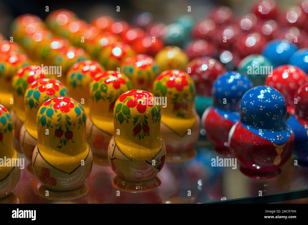 Nesting tradizionale bambole in colorate sciarpe stand torna in una fila su un bellissimo sfondo sfocato Foto Stock