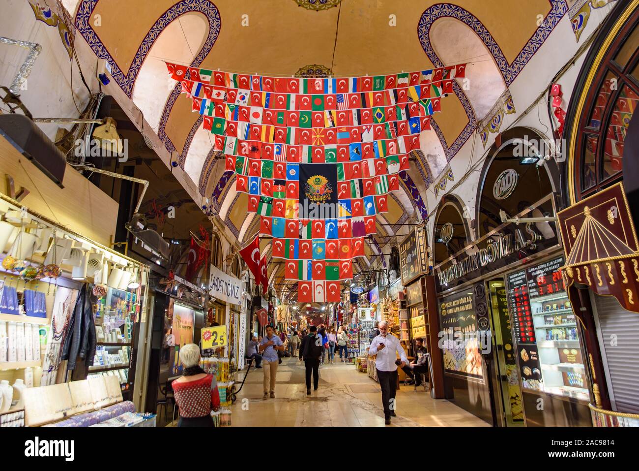 Negozi dentro il Grand Bazaar di Istanbul, in Turchia, uno dei più grandi e più antiche mercati coperti in tutto il mondo Foto Stock