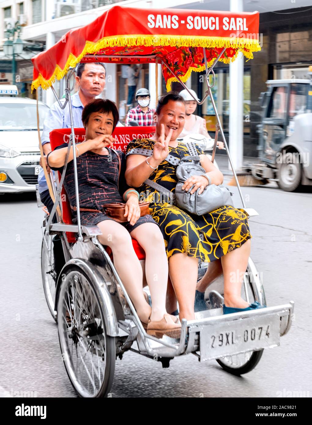 I turisti tenendo il cyclo Corsa in Rickshaw intorno a Hanoi Vietnam Foto Stock