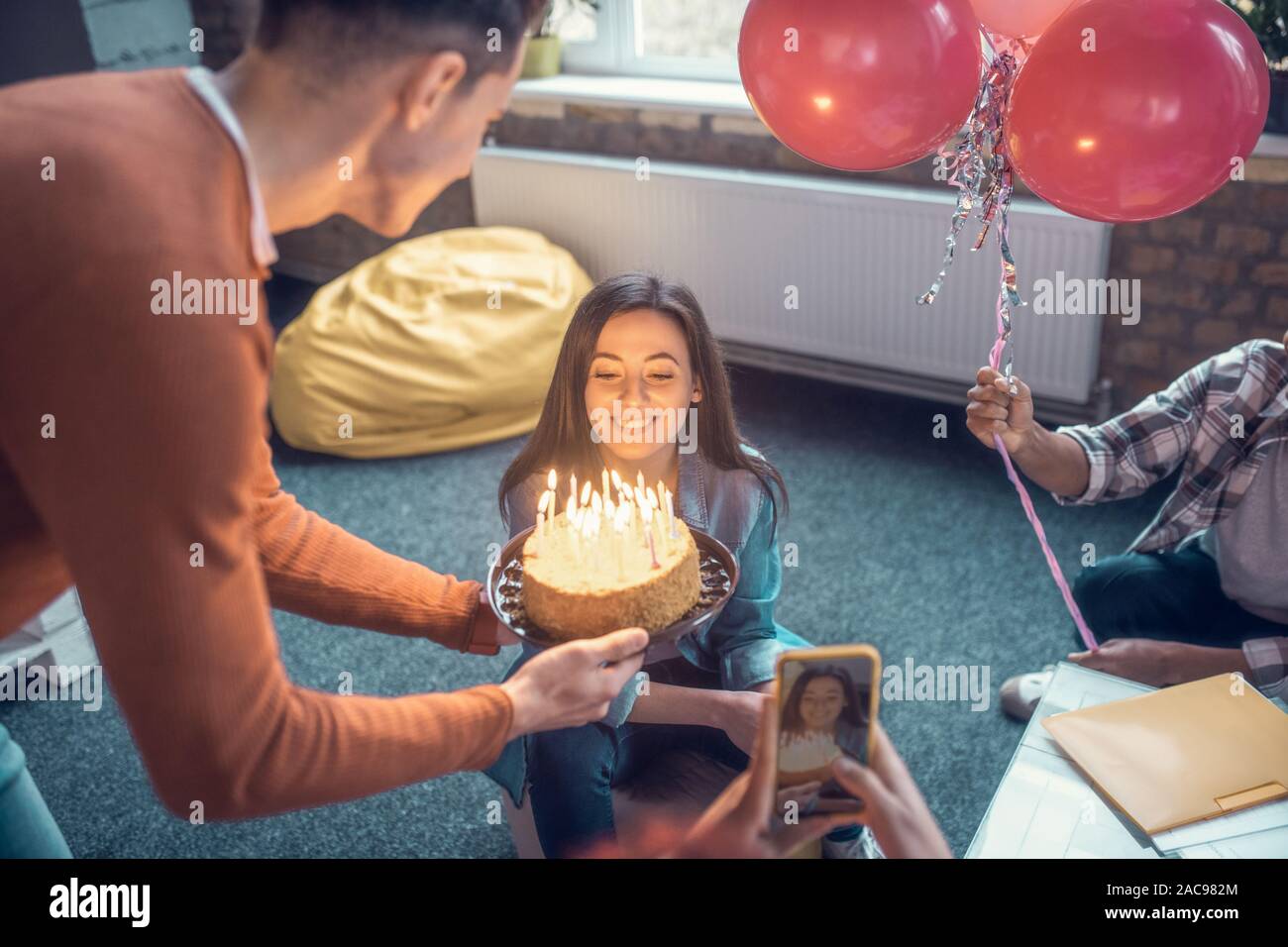 Ragazzo con torta. Studente sensazione sorpresa vedendo il suo fidanzato  con torta di compleanno per il suo compleanno Foto stock - Alamy