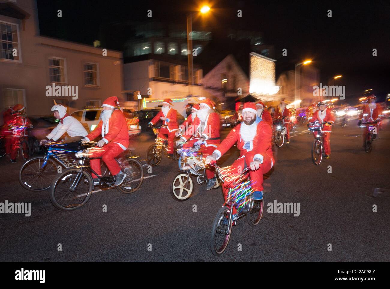 La città di Cork, Cork, Irlanda. Il 1 dicembre, 2019. Quasi 500 persone vestite come Babbo Natale per il ciclo annuale in giro per le strade della città di Cork per aiutare a raccogliere fondi per la Cappagh National Orthopaedic Hospital. Credito: David Creedon/Alamy Live News Foto Stock