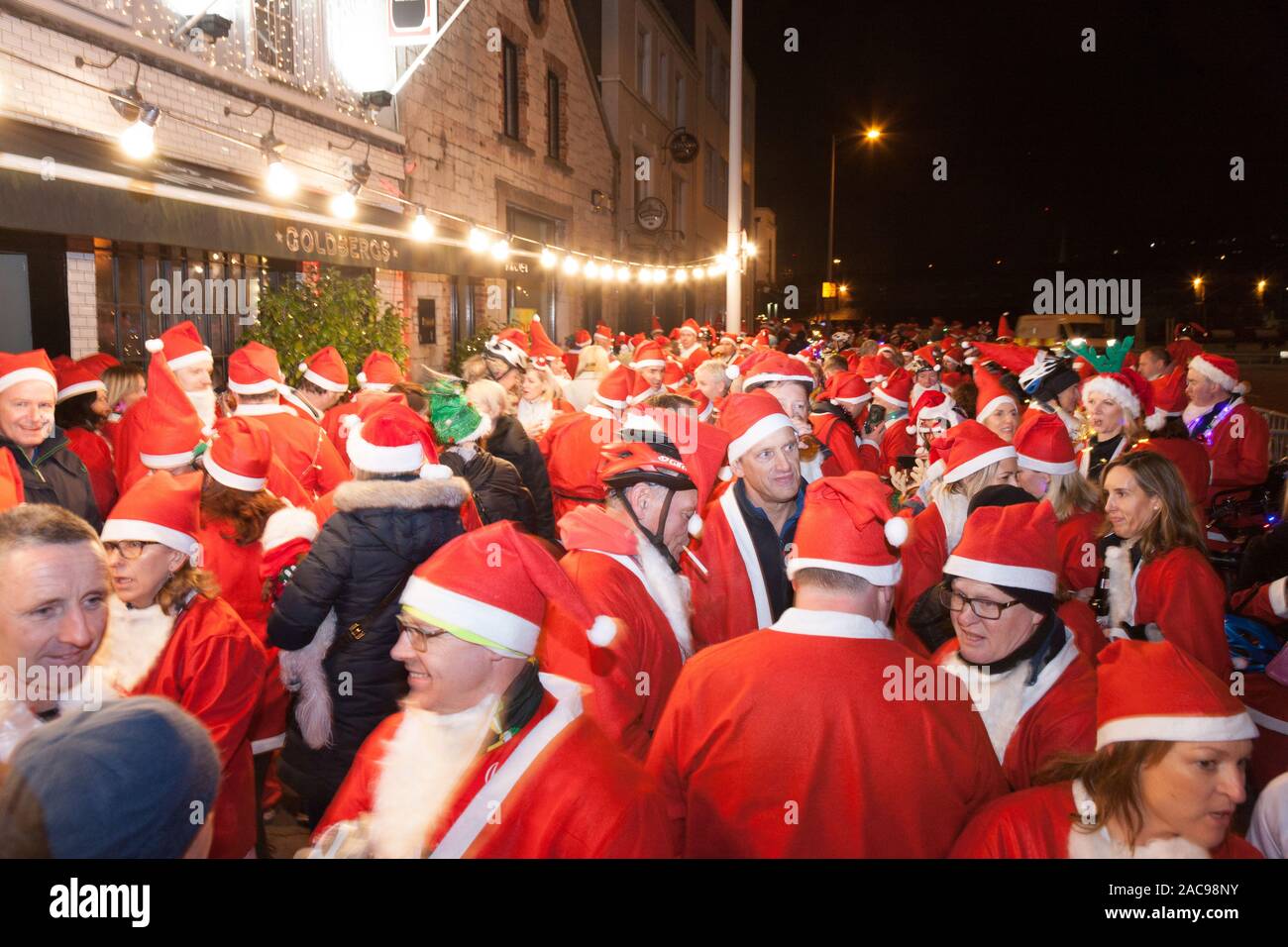 La città di Cork, Cork, Irlanda. Il 1 dicembre, 2019. Quasi 500 persone vestite come Babbo Natale per il ciclo annuale in giro per le strade della città di Cork per aiutare a raccogliere fondi per la Cappagh National Orthopaedic Hospital. Credito: David Creedon/Alamy Live News Foto Stock