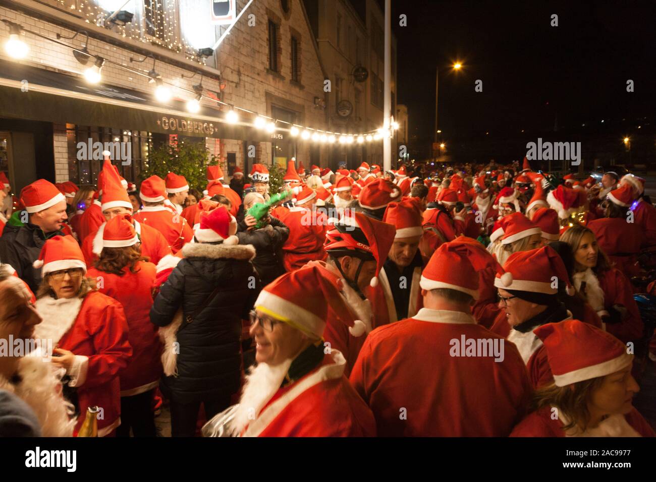 La città di Cork, Cork, Irlanda. Il 1 dicembre, 2019. Quasi 500 persone vestite come Babbo Natale per il ciclo annuale in giro per le strade della città di Cork per aiutare a raccogliere fondi per la Cappagh National Orthopaedic Hospital. Credito: David Creedon/Alamy Live News Foto Stock