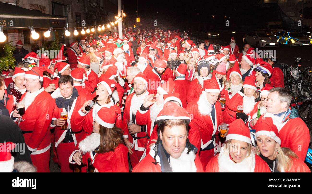 La città di Cork, Cork, Irlanda. Il 1 dicembre, 2019. Quasi 500 persone vestite come Babbo Natale per il ciclo annuale in giro per le strade della città di Cork per aiutare a raccogliere fondi per la Cappagh National Orthopaedic Hospital. Credito: David Creedon/Alamy Live News Foto Stock