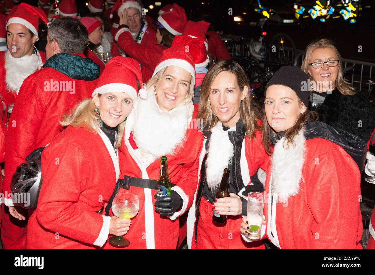 La città di Cork, Cork, Irlanda. Il 1 dicembre, 2019.Fiona Gough, Kerryanne Creighton, Sinead Hurley e Marie Harty che hanno preso parte alla Santa ciclo in sughero per raccogliere fondi per la Cappagh National Orthopaedic Hospital. Credito: David Creedon/Alamy Live News Foto Stock