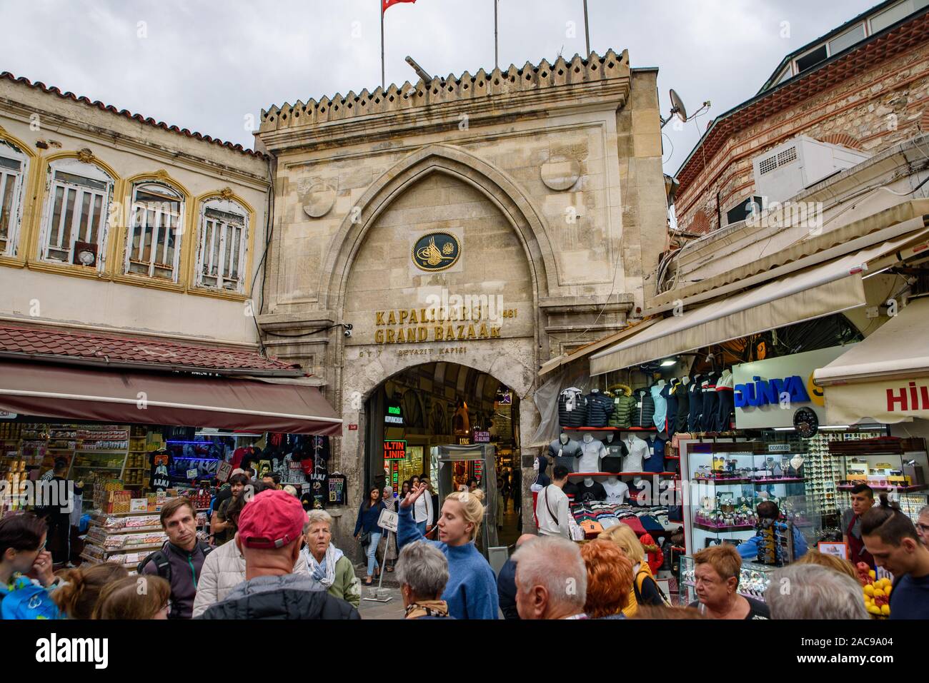 Ingresso del Grand Bazaar di Istanbul, uno dei più grandi e più antiche mercati coperti in tutto il mondo Foto Stock