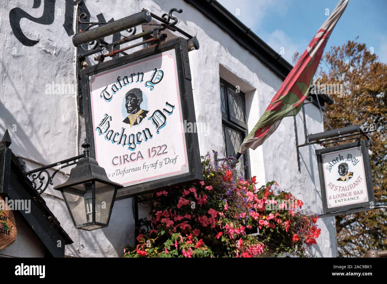 Cartello pubblicitario da appendere in ingresso di Black Boy ristorante con testa di uomo nero figura. Caernarfon, Galles Foto Stock