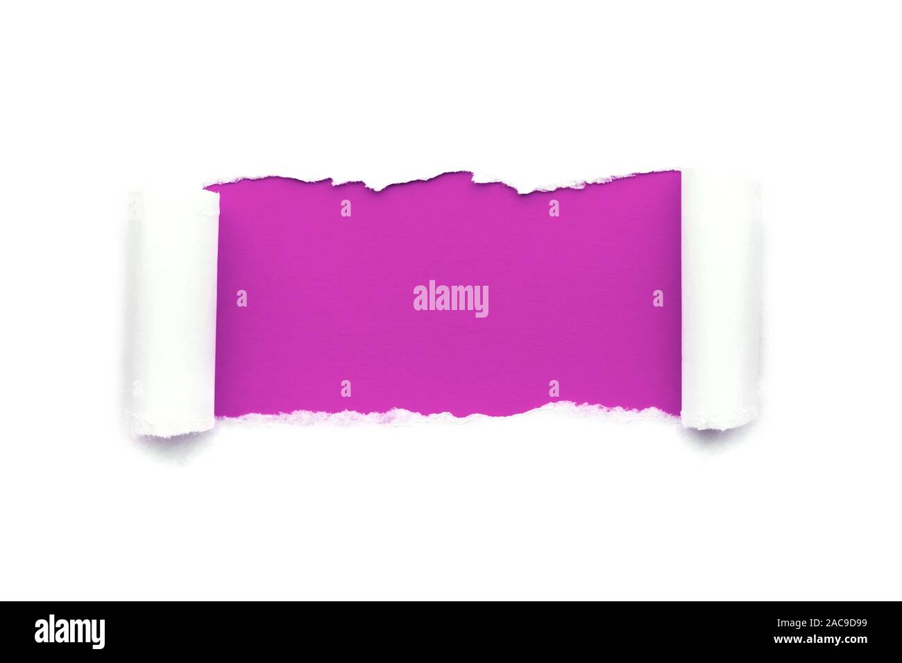 Un foro in carta bianca con i bordi strappati isolato su uno sfondo bianco con un luminoso color viola sfondo della carta all'interno. Buona sharp trama della carta. Foto Stock