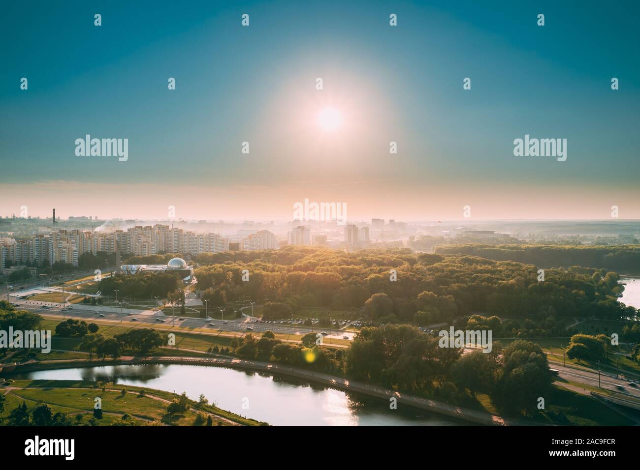 Minsk, Bielorussia. Vista superiore, cityscape di Minsk, Bielorussia. Durante la stagione estiva, l'orario del tramonto. Nyamiha distretto. Museo della guerra. Foto Stock