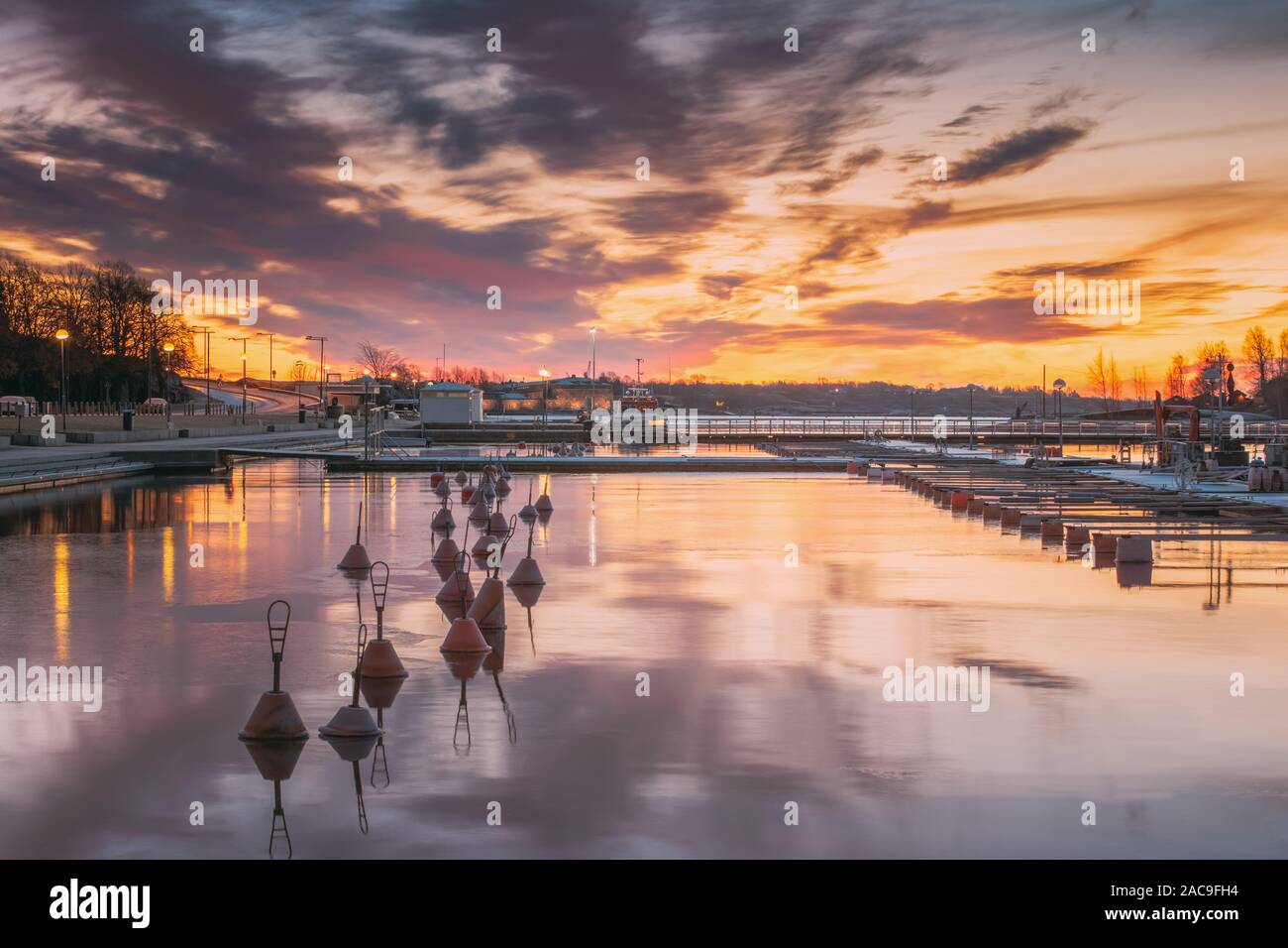 Helsinki, Finlandia. Paesaggio con città Pier, Jetty in inverno all'alba o al tramonto del tempo. Mare tranquillo superficie di acqua alla mattina presto vicino Havsparken Meri Foto Stock