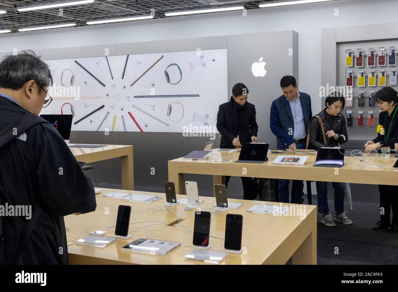 Apple telefono e computer sezione, Bic fotocamera negozio di elettronica di consumo, Ginza, Tokyo, Giappone Foto Stock