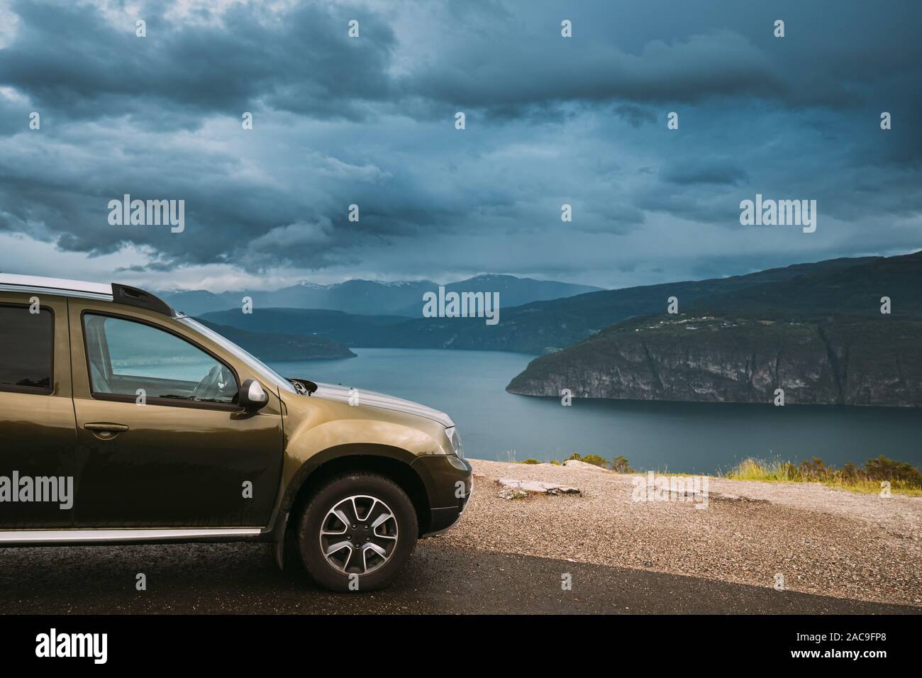 Utvik, Sogn og Fjordane County, Norvegia. Suv auto parcheggiata vicino strada scenica strada in Norvegese di montagna paesaggio del lago. Innvikfjord è un sub-Fiordo del Nord Foto Stock