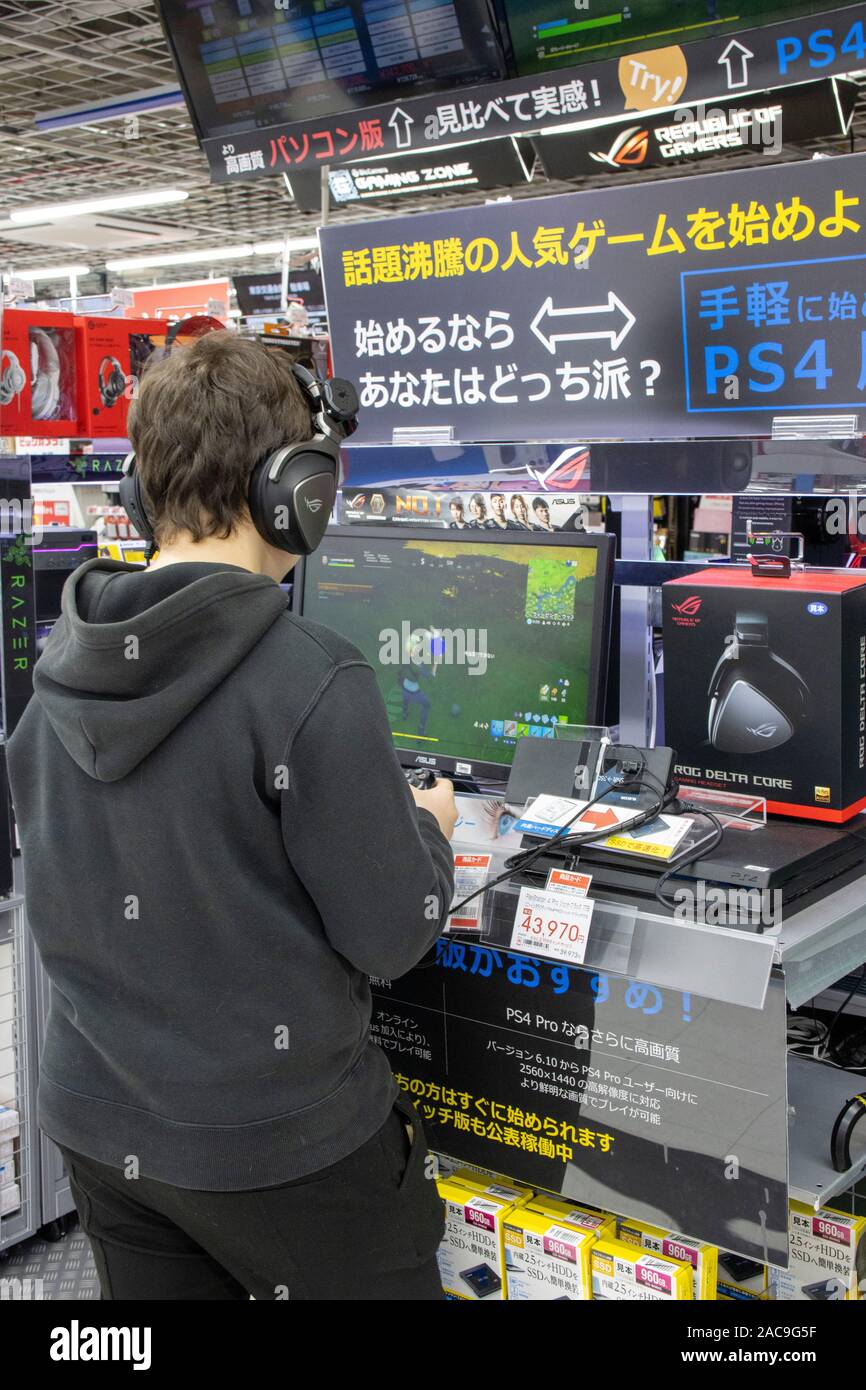 Test di boy Sony Playstation PS4, Bic fotocamera negozio di elettronica di consumo, Ginza, Tokyo, Giappone Foto Stock