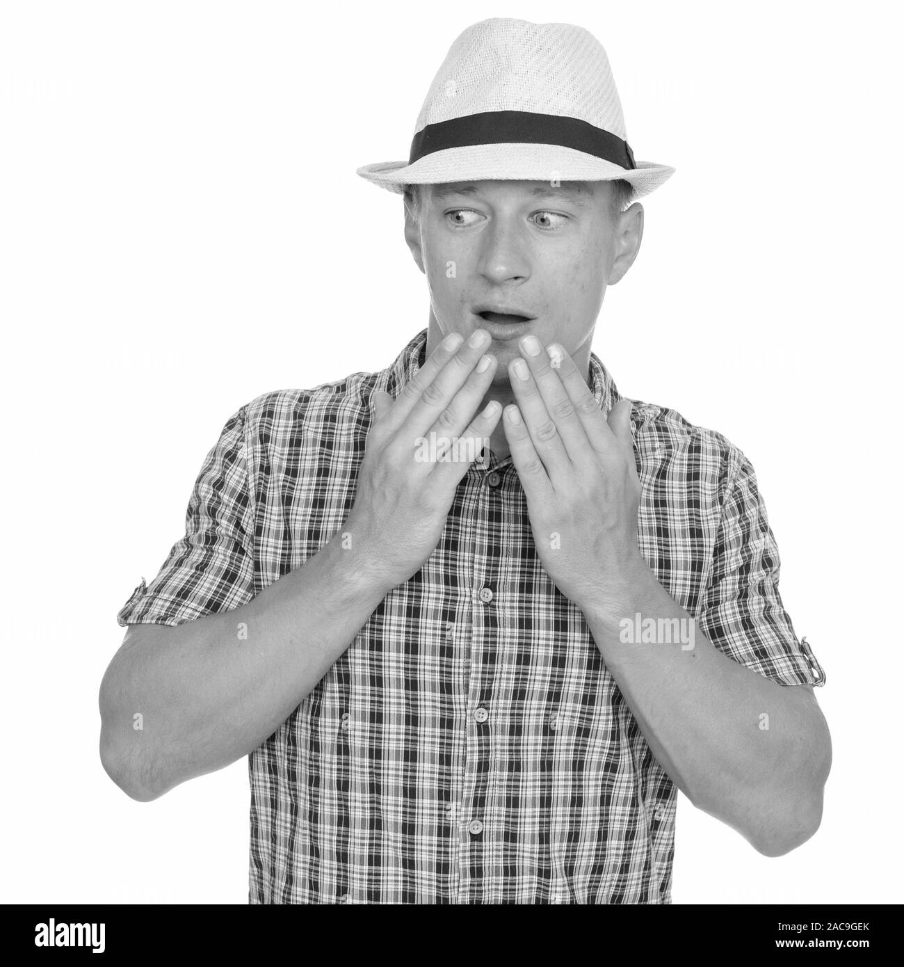 Studio shot di giovani bello uomo caucasico guardando scioccato isolata contro uno sfondo bianco Foto Stock