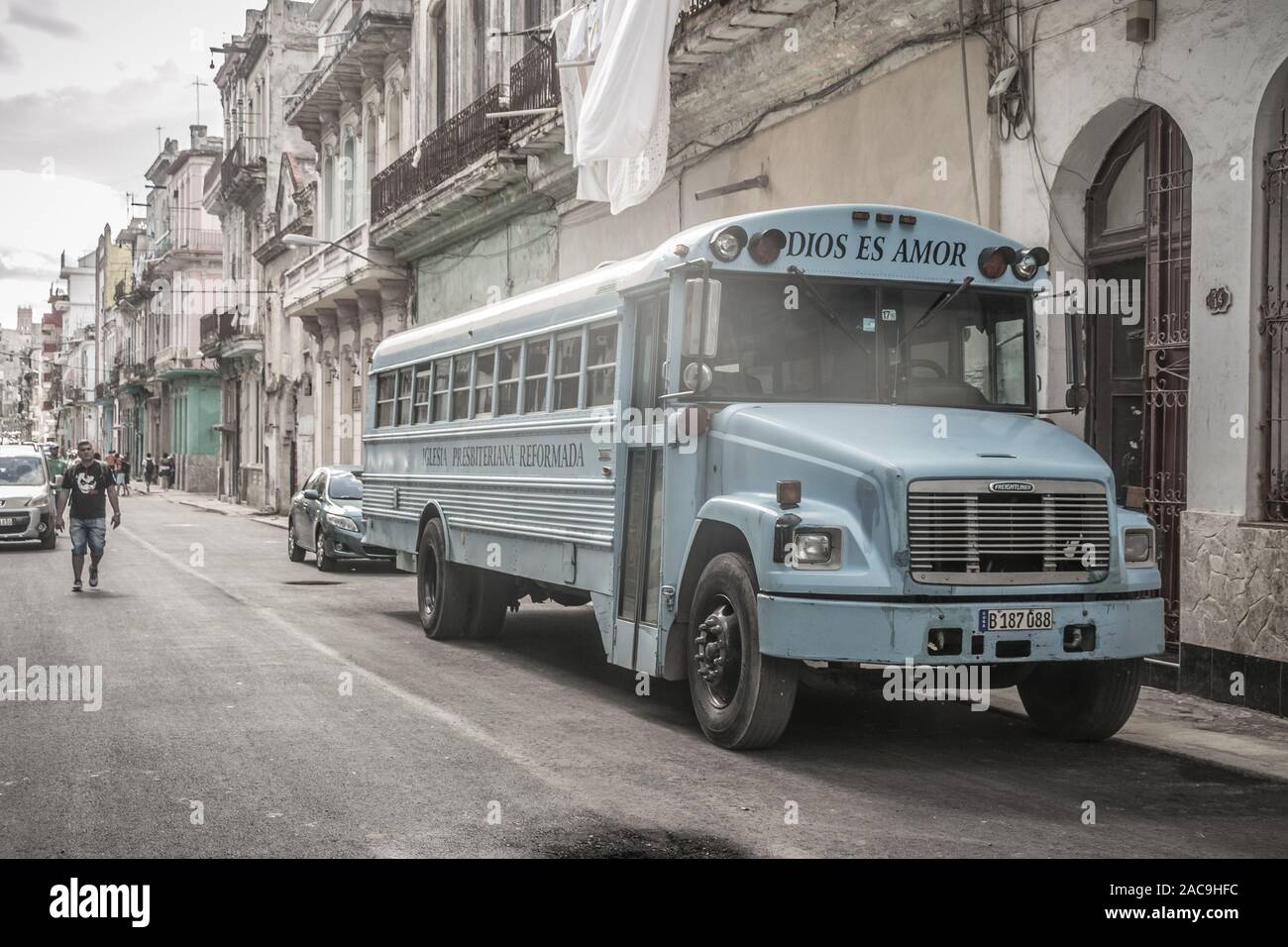 Vecchia scuola bus in una strada a l'Avana, Cuba Foto Stock