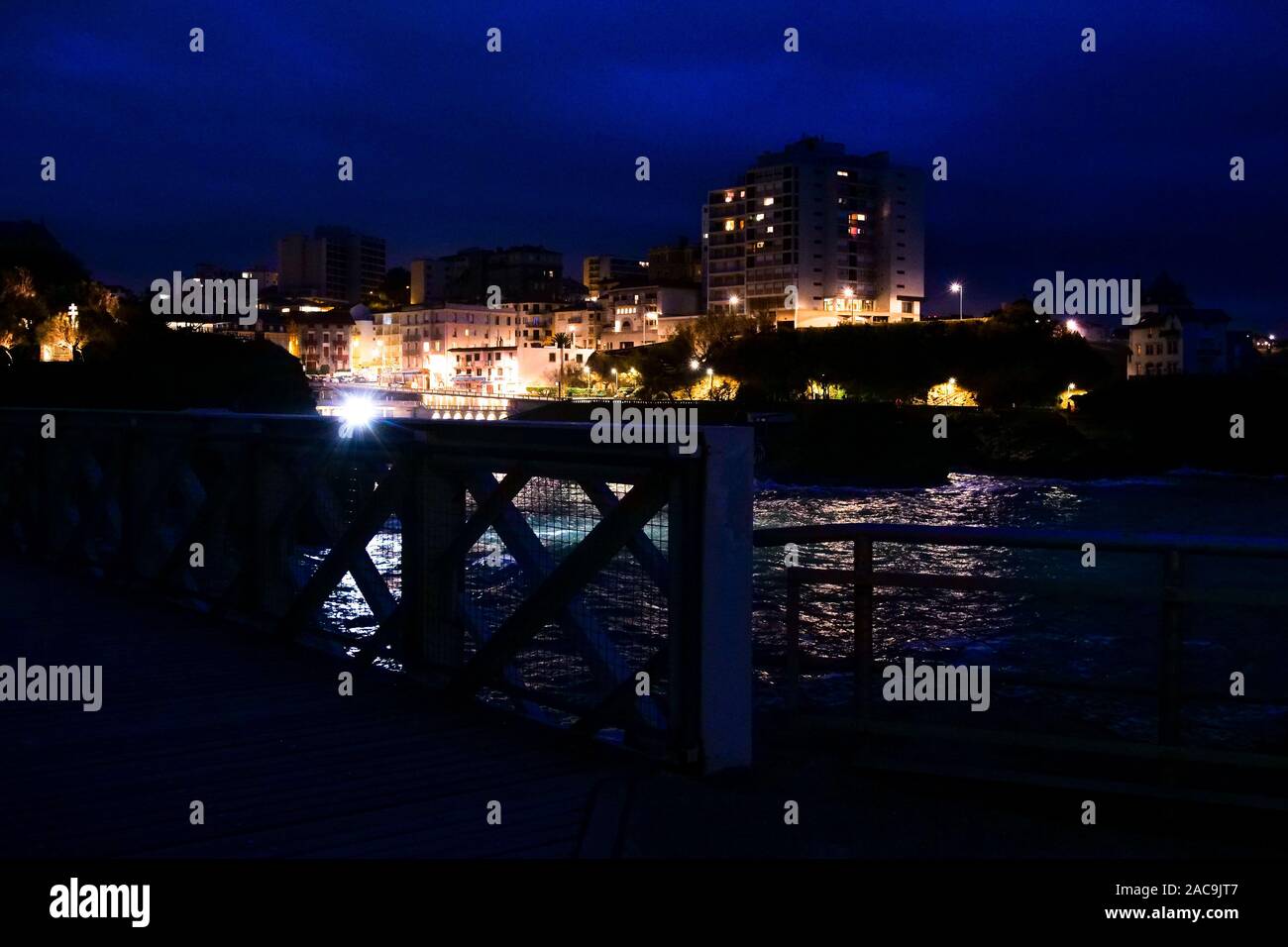Mare di notte, Biarritz, Pyrénées-Atlantiques, Francia Foto Stock