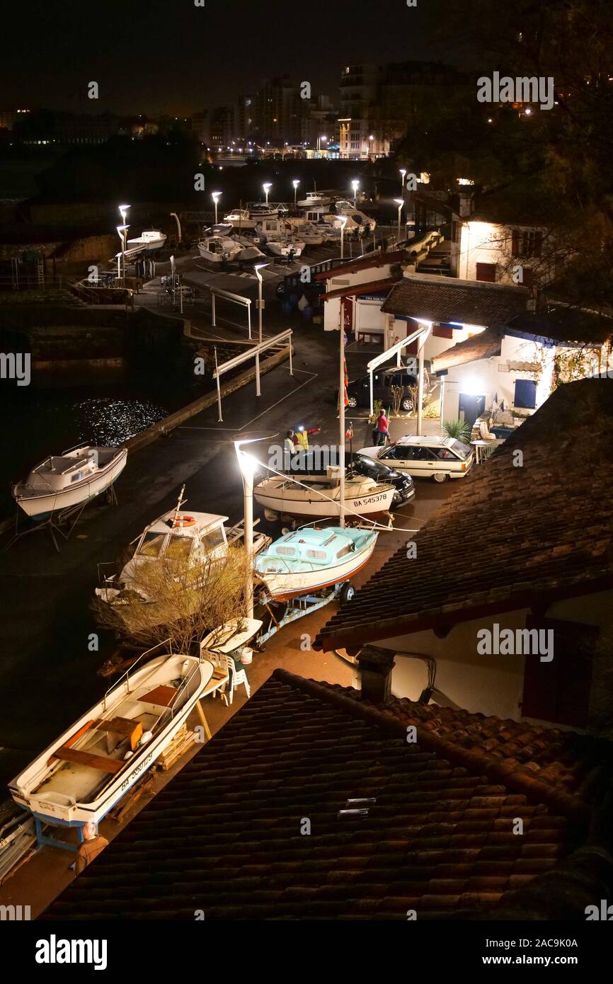 Vista notturna della Port-Vieux, Biarritz, Pyrénées-Atlantiques, Francia Foto Stock