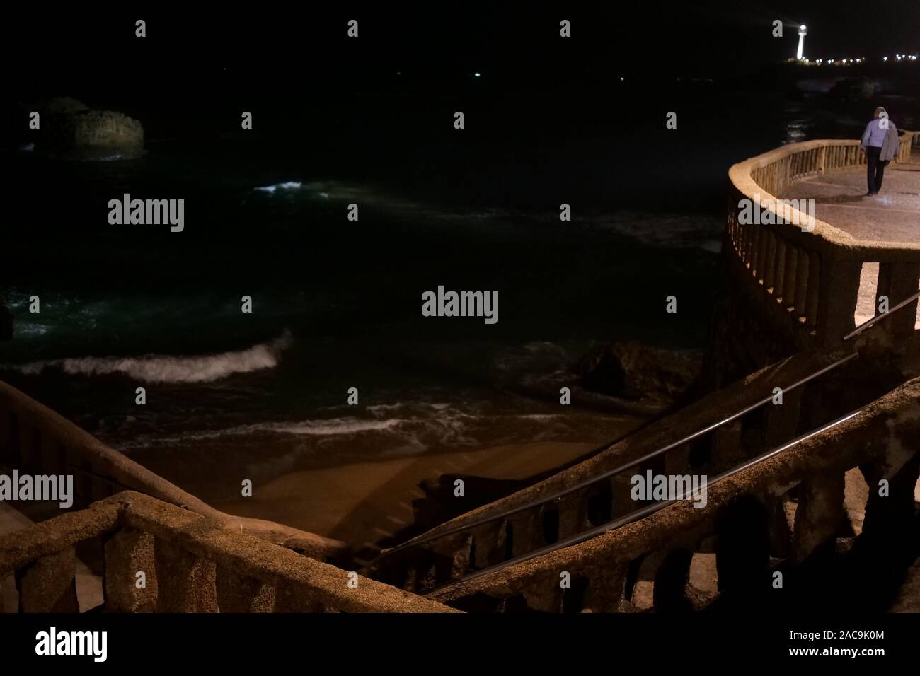 Mare di notte, Biarritz, Pyrénées-Atlantiques, Francia Foto Stock