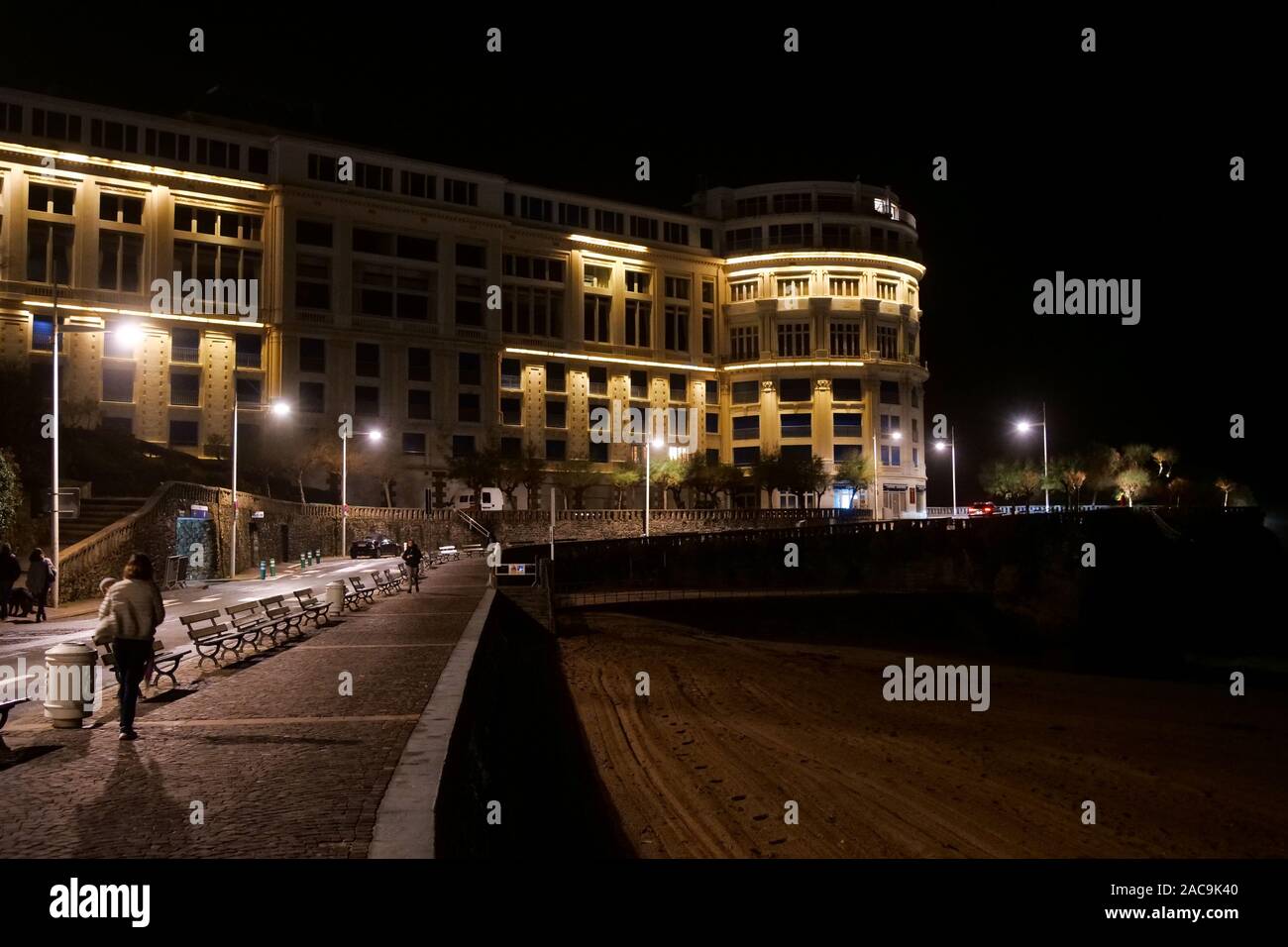 La passeggiata sul lungomare, Vista notte, Biarritz, Pyrénées-Atlantiques, Francia Foto Stock