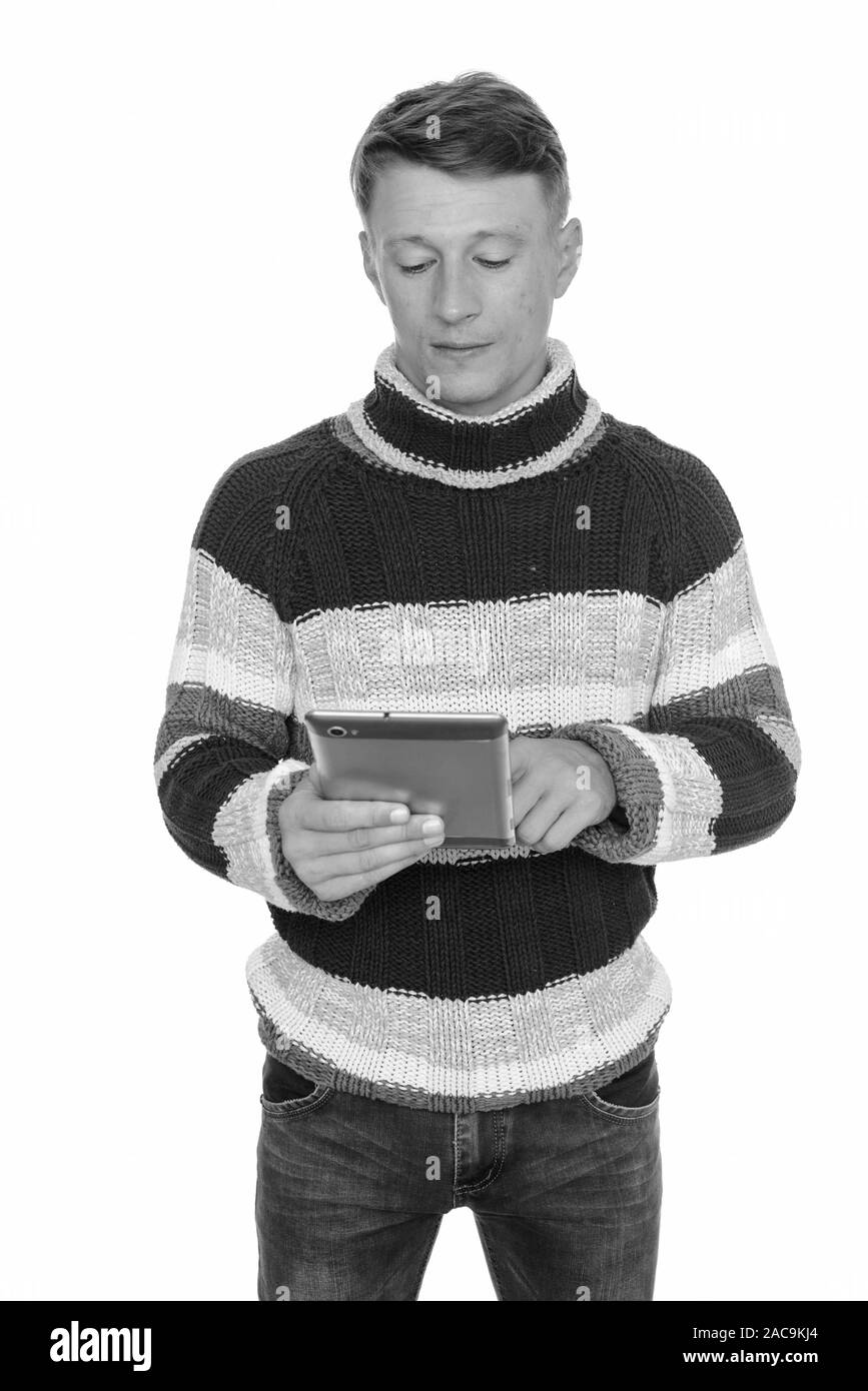 Studio shot di giovani bello uomo caucasico utilizzando tavoletta digitale isolati contro uno sfondo bianco Foto Stock