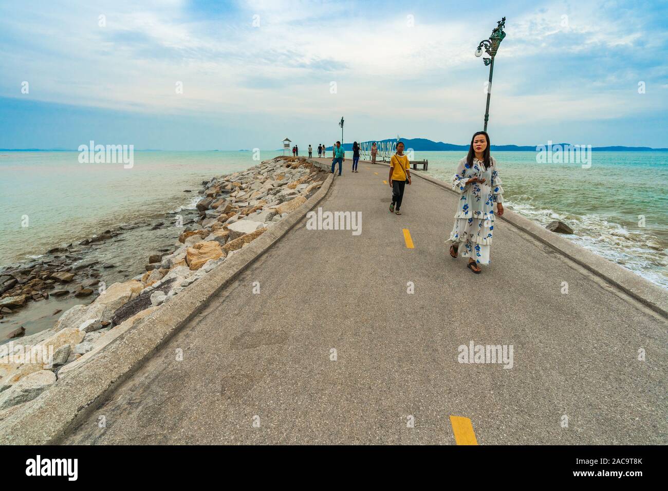 RAYONG THAILANDIA - Jan 5, 2019 ; le persone non identificate visitted sul marciapiede a Khao Laem Ya in um Ko Samet National Park, provincia di Rayong, Thailandia Foto Stock