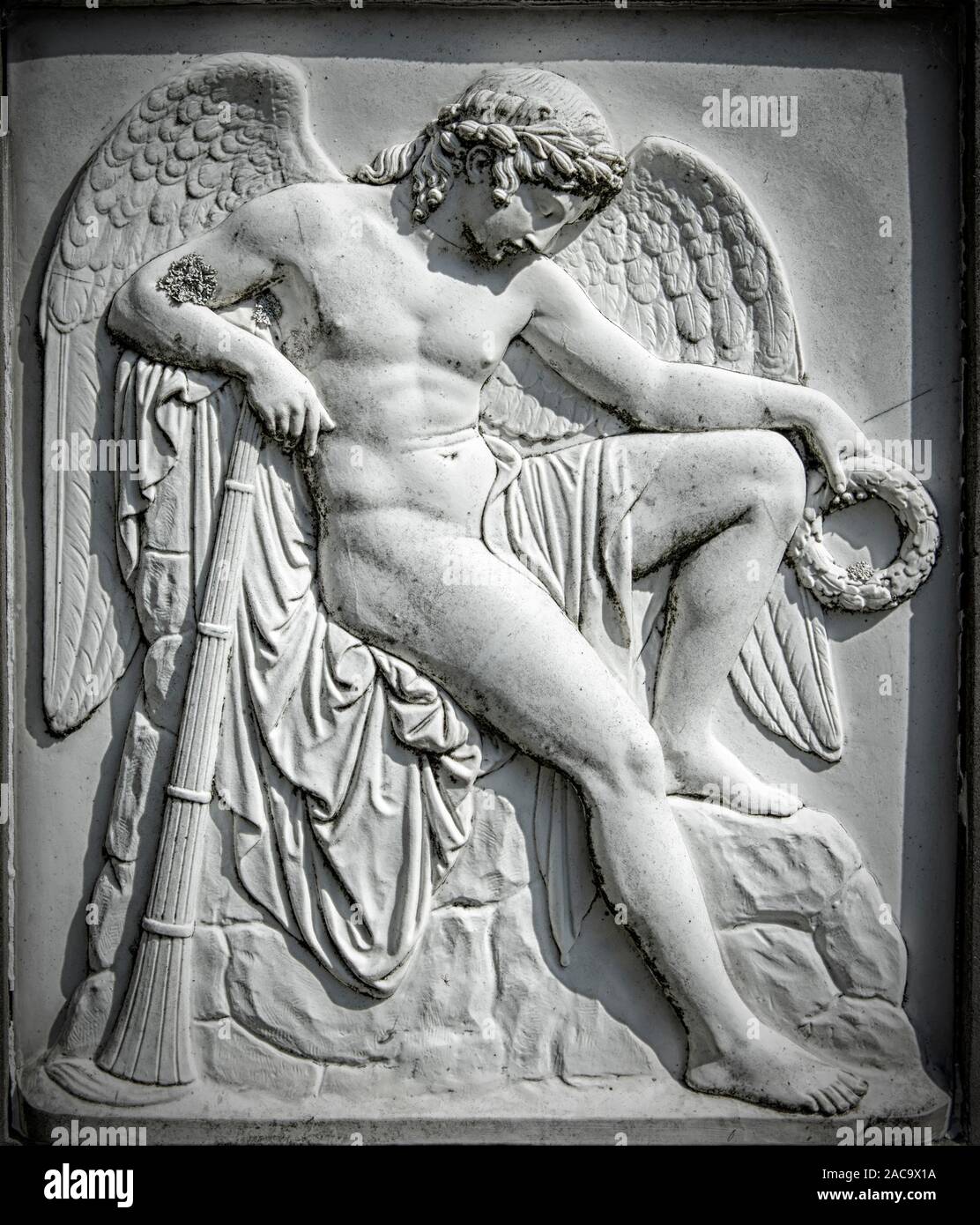 KARLSHAMN, Svezia - 24 agosto 2019: Un angelo rilievo su di una lapide presso la chiesa cimitero. Foto Stock