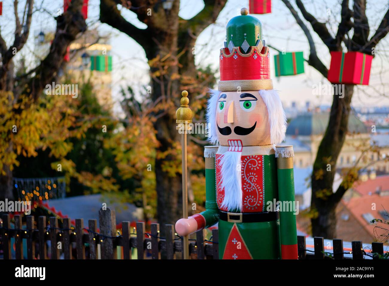 Figura di soldato da lo schiaccianoci statua sul display nel parco di Zagabria per il Mercatino di Natale, sfocati con vista della città in background. Zagreb, Croazia Foto Stock