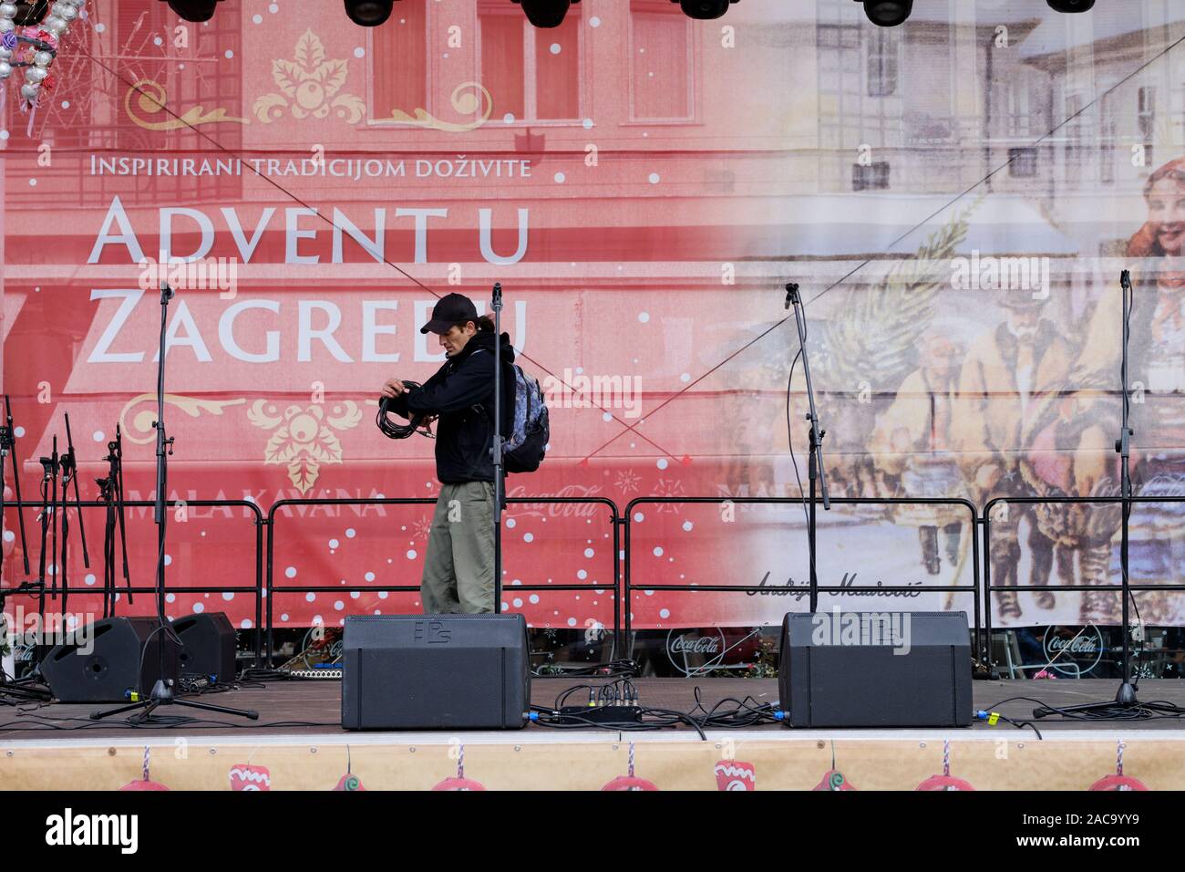 L'uomo impostazione della scena sonora al mercatino di Natale. Stadio è altrimenti vuota diverso da mikes. Zagabria, Croazia - Foto Stock