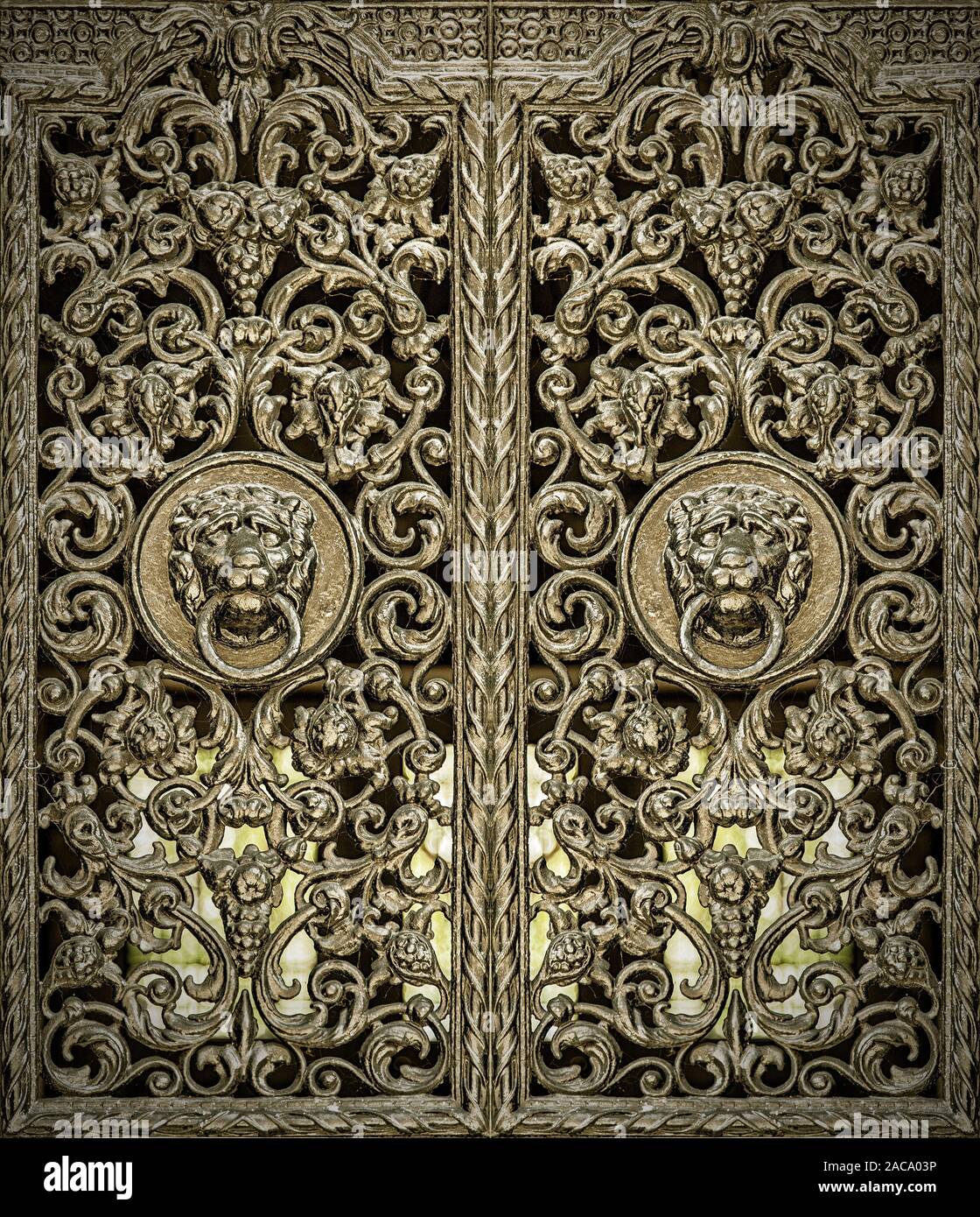 Un paio di ornati in ghisa i pannelli delle porte con tradizionale Lions Head battenti della porta nel mezzo. Foto Stock