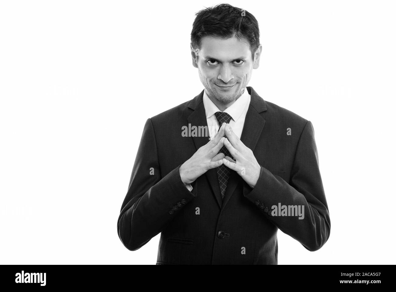 Studio shot di felice giovane imprenditore sorridente con le dita insieme Foto Stock