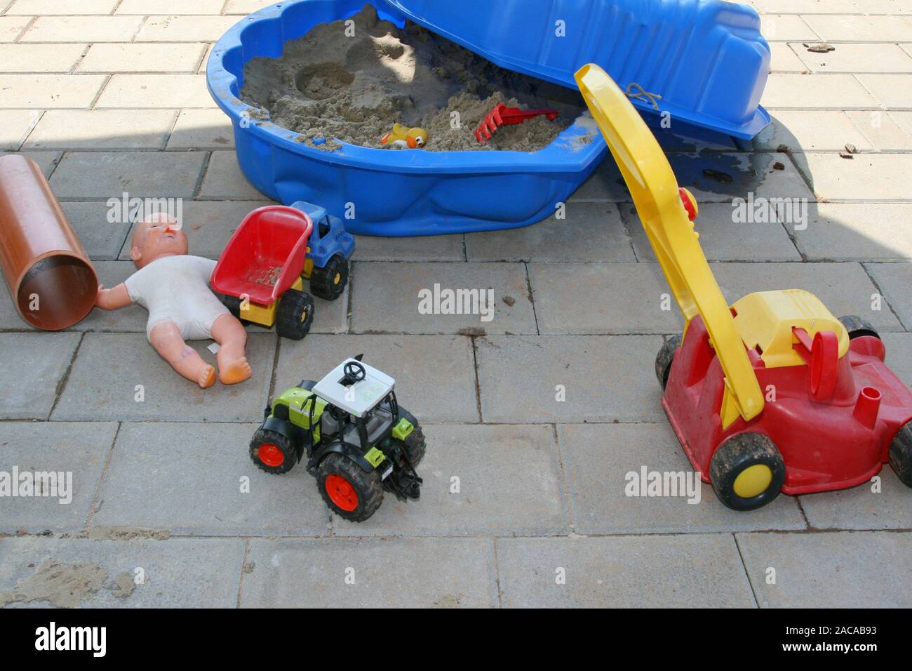 Buca di sabbia e giocattoli per i bambini Foto Stock
