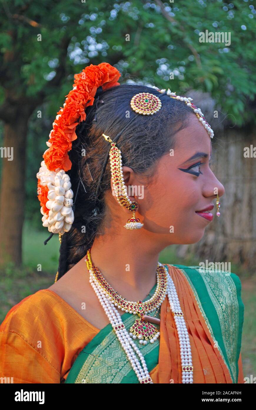 Ballerino indiano in Abbigliamento tradizionale Foto Stock