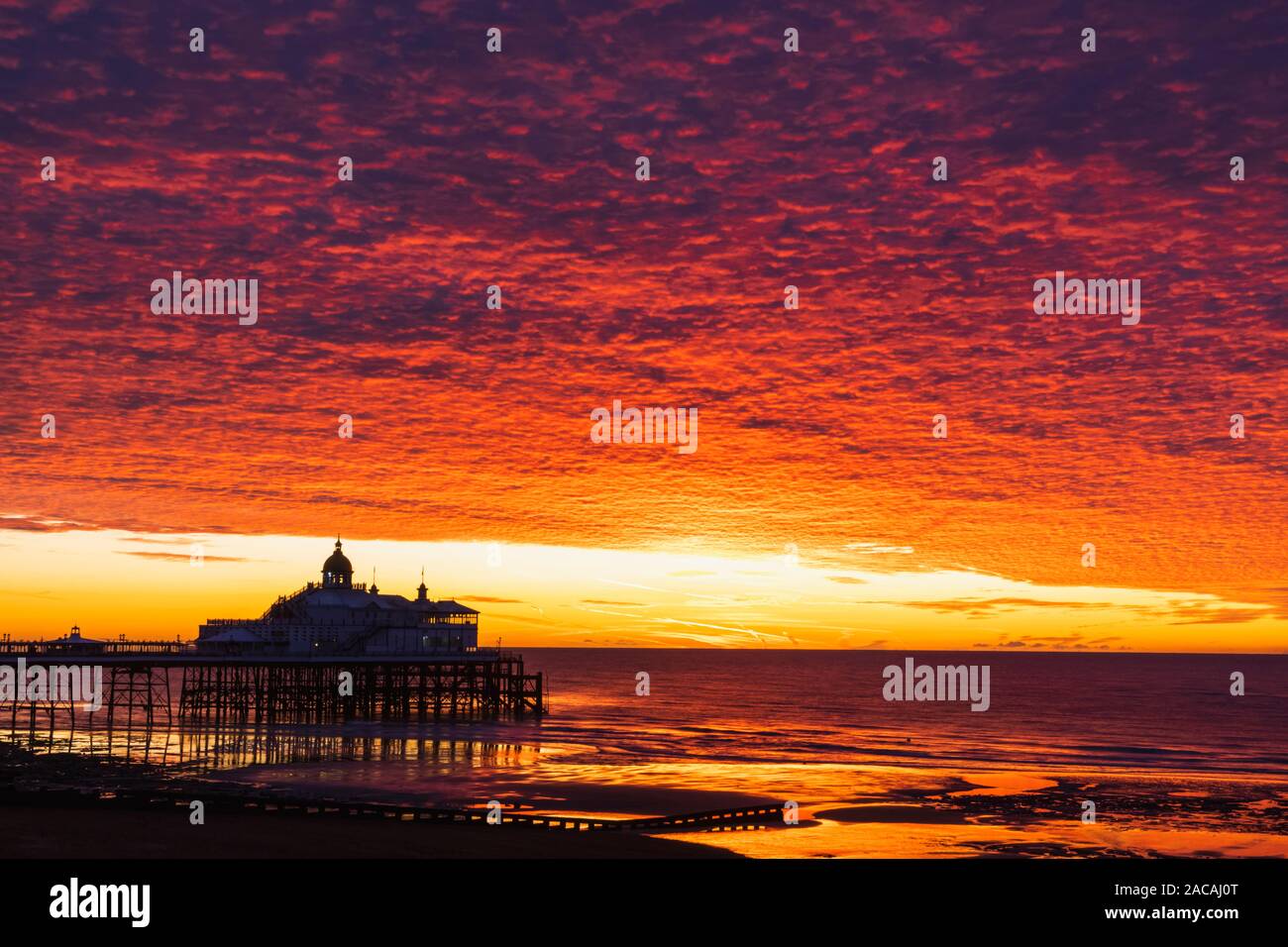 Inghilterra, East Sussex, Eastbourne, Eastbourne Spiaggia e molo con canale inglese all'alba Foto Stock