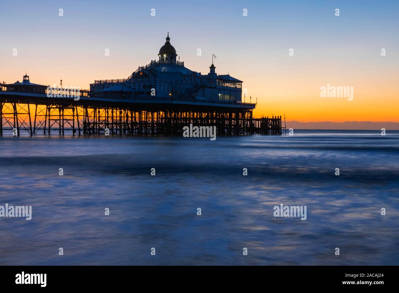 Inghilterra, East Sussex, Eastbourne, Eastbourne Spiaggia e molo con canale inglese all'alba Foto Stock