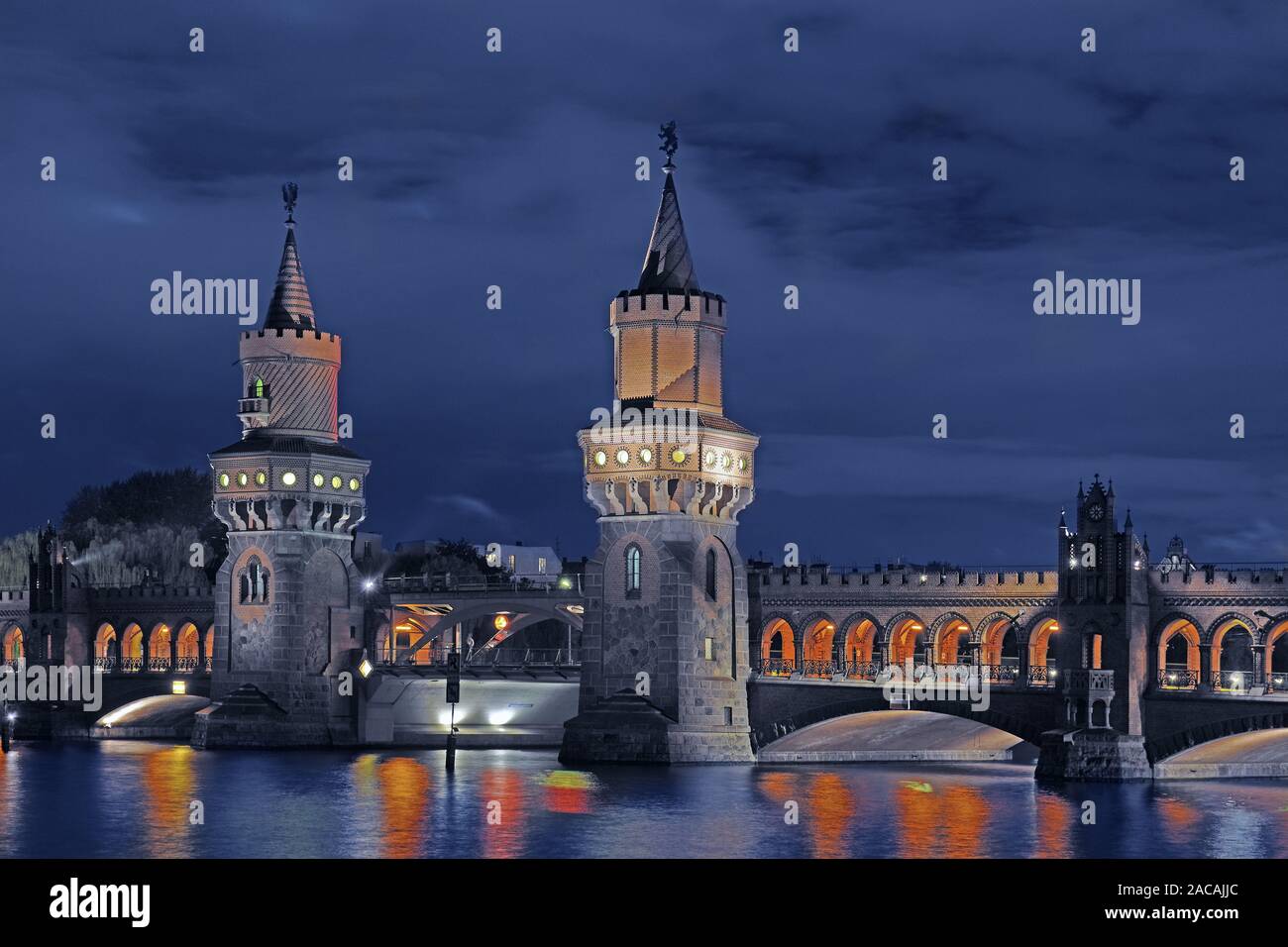 Oberbaumbruecke attraverso la Sprea, Berlino, Germania, Europa, durante la festa delle luci 2009 Foto Stock