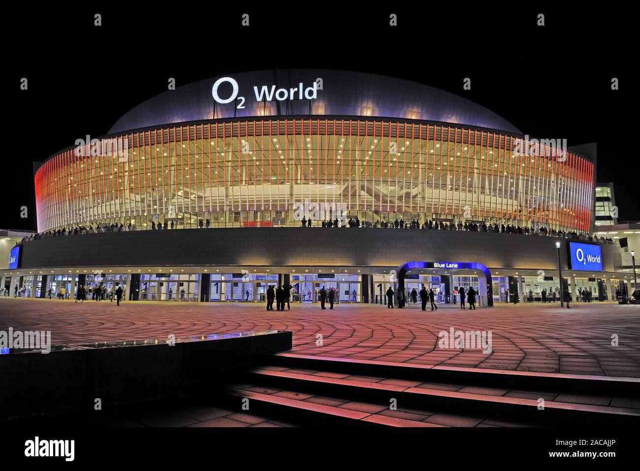 O2 World, una sala polivalente per fino a 17000 spettatori, Berlino, Germania, Europa, night shot Foto Stock