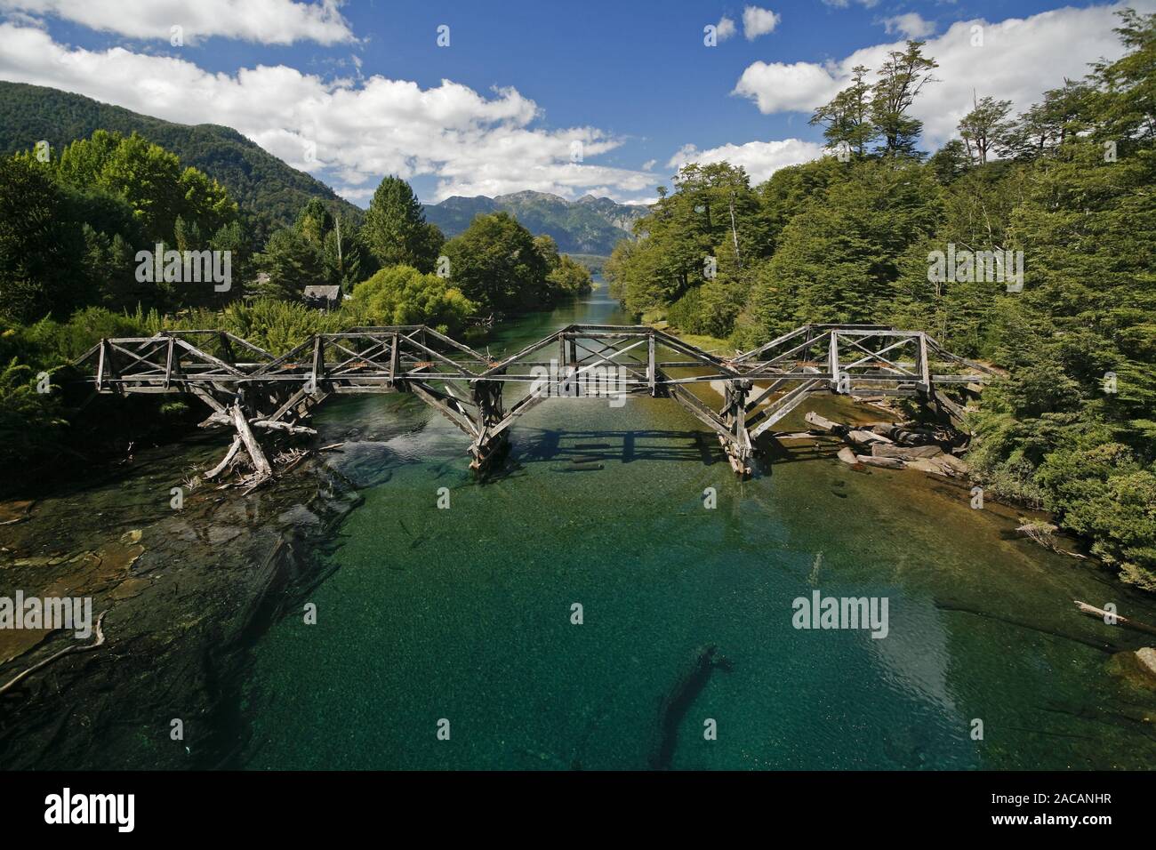 Alte Bruecke ueber Fluss im NP Parque Nacional Nahuel Huapi, Argentinien, vecchio ponte su un rive in Patagonia, Argentina Foto Stock